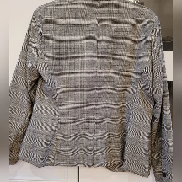 Blazer - Picture 3 of 4